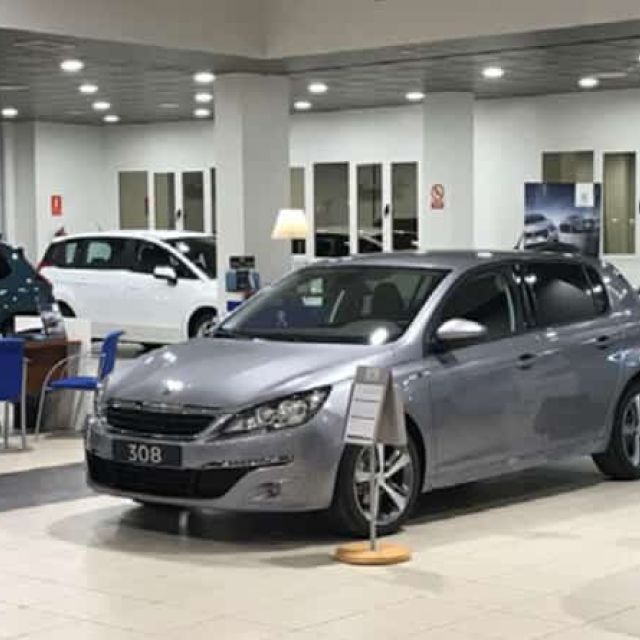 Luminaria concesionario automoviles Peugeot