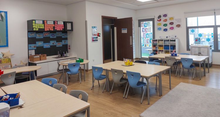 iluminacion mesas y zonas de trabajo y estudio de una aula de un colegio