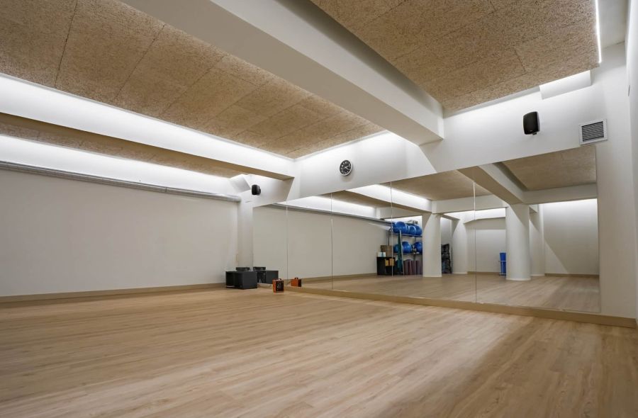 Instalacion de luces en gimnasio