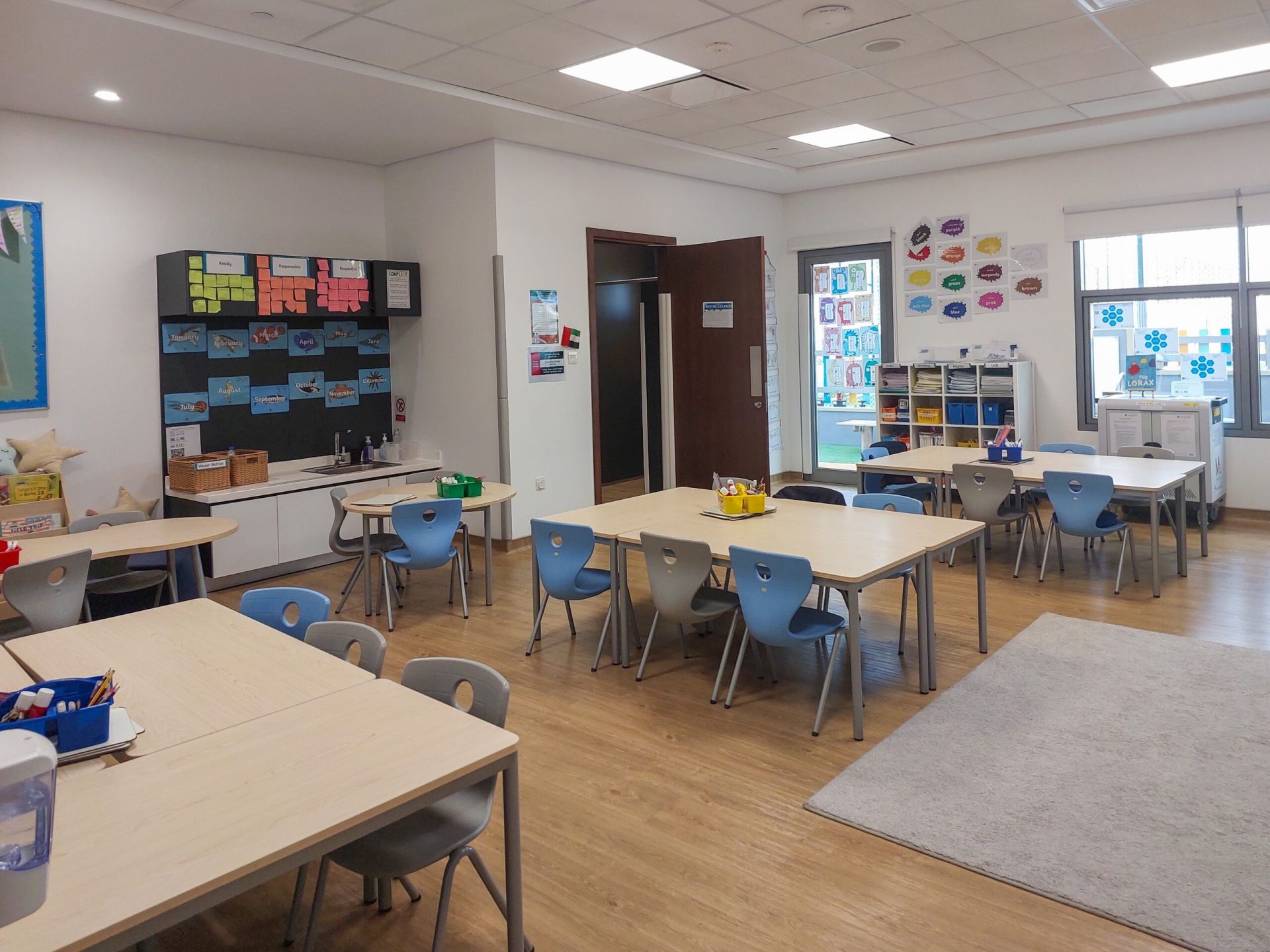 iluminacion mesas y zonas de trabajo y estudio de una aula de un colegio