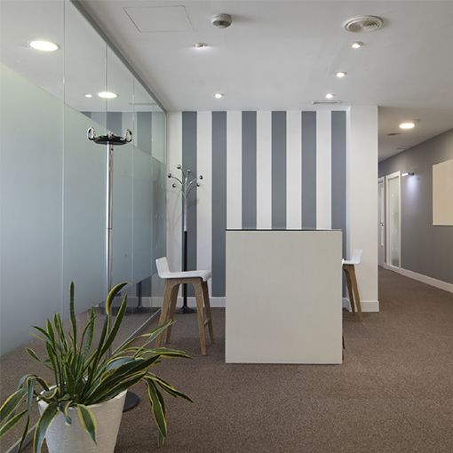 Luminarias extraplanas que se caracterizan por su versatilidad en el montaje. Incorporan un conector de montaje sin herramientas.