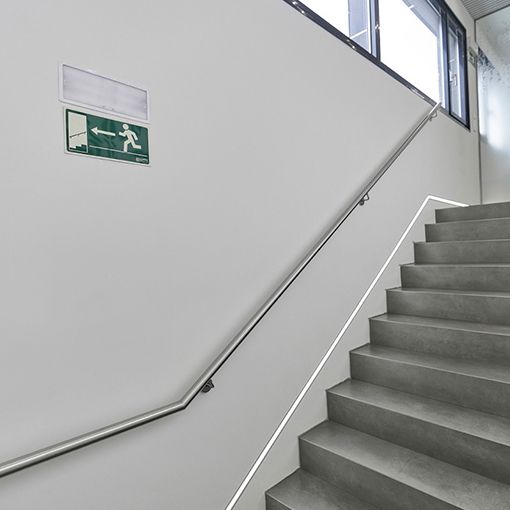 Luminaria de emergencia autónoma de alta versatilidad. Posibilidad de instalación en superficie o empotrada