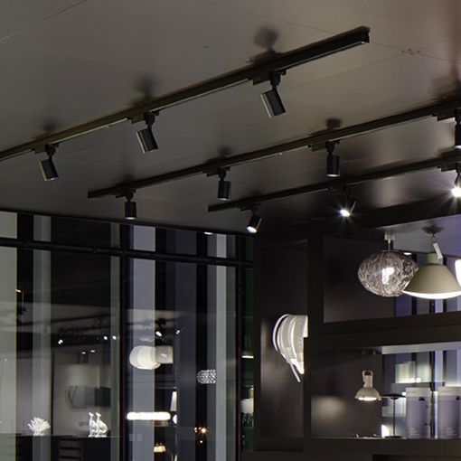 Aluminio extruido y lacado del que destaca su perfecto acabado y amplísima gama de conectores