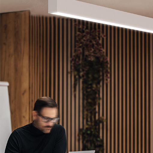 Luminaria lineal de diseño modular y adaptable muy sencilla de instalar en líneas continuas