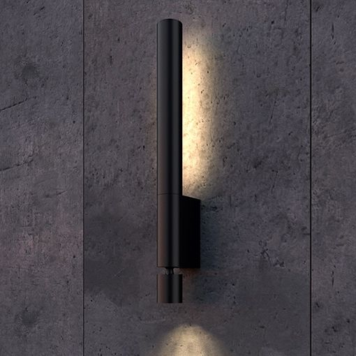 Aplique para pared que proporciona una luz indirecta (hacia la pared) así como un foco orientable.