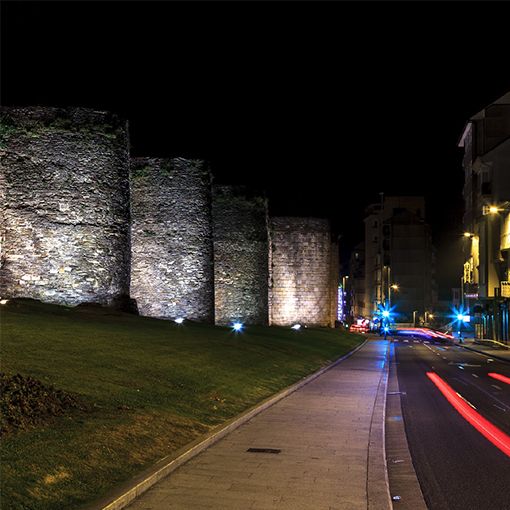 Proyector de gran resistencia a los agentes externos, de alta eficiencia lumínica y perfil ultrafino.