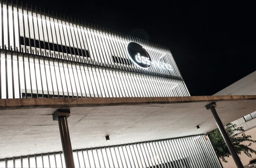 renovación iluminación en fachada fabrica industrial