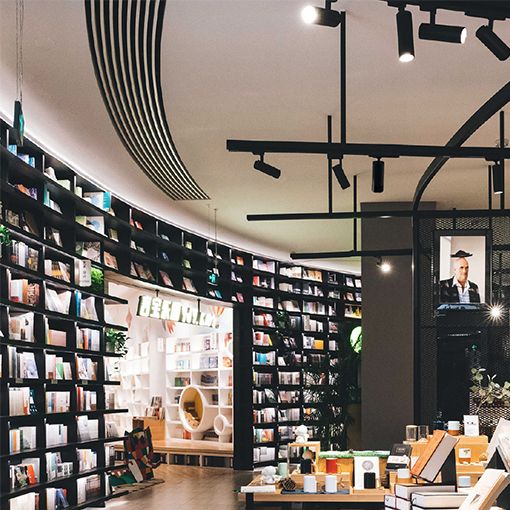 Proyector de carril con zoom regulable de manera individual. Especialmente diseñado para focalizar la luz y resaltar características del elemento a iluminar.