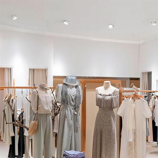 Downlight circular basculante. Mayor confort de uso: sin calor proyectado. Haz orientable.