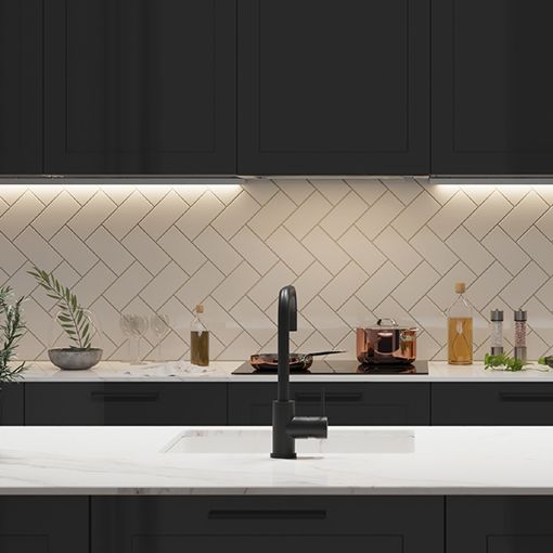 Luminaria con conexión directa a 220 V, de fácil instalación y limpieza. Puede instalarse en línea continua (máximo 10 unidades) y supone una gran solución para iluminar estanterías en comercios, encimeras y puntos de trabajo en el hogar o la oficina