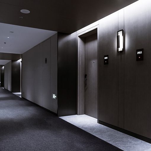 Luminaria de emergencia de reducido tamaño para falsos techos