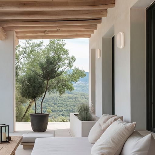 Plafón de exterior con perfecta distribución homogénea del haz. Combinado con su bajo perfil supone una solución de bajo consumo con una potencia de luz de las más altas de su gama sin resultar intrusivo.