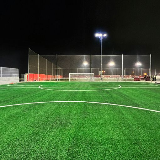 Proyector de alta potencia destinado a alumbrar de forma óptima espacios deportivos y grandes áreas en general