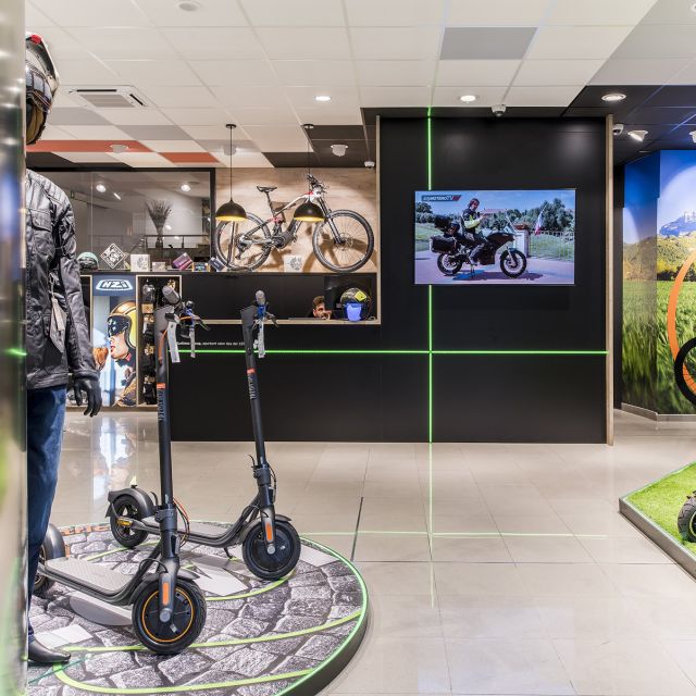 iluminacion en una tienda biciletas electricas