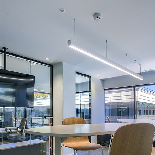 Detector de movimiento para techo con detección a larga distancia.