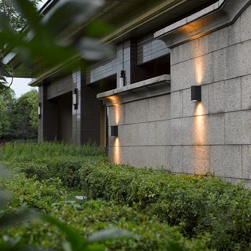 Luces de pared de superficie exterior que proporcionan un diseño moderno y funcional.