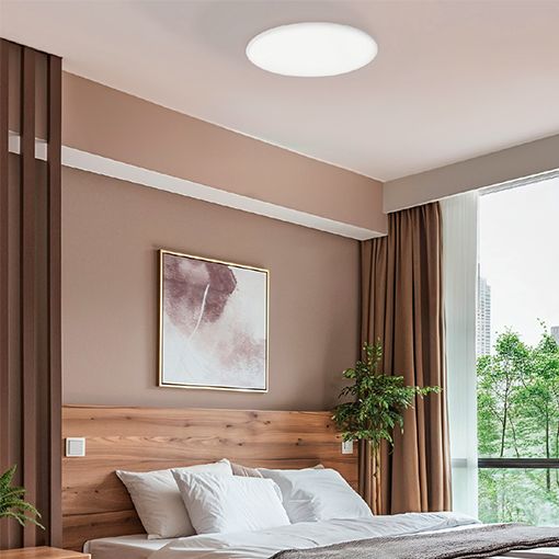 Plafón de grandes dimensiones de fácil instalación. Consta de un sistema click on que facilita el montaje de la luminaria.