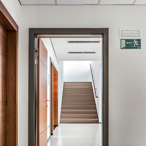 Luminarias de emergencia autónomas diseñadas con la facilidad de uso en mente.