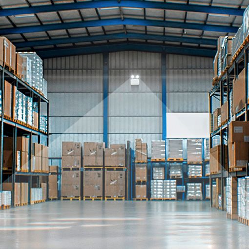 Proyector de emergencia de alta luminosidad diseñado para montaje en altura.