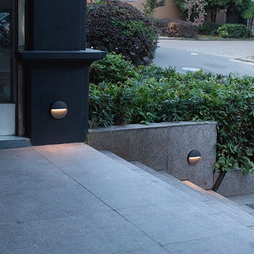 Luces de pared de montaje en superficie para su uso en exterior que proporcionan un diseño moderno y funcional.