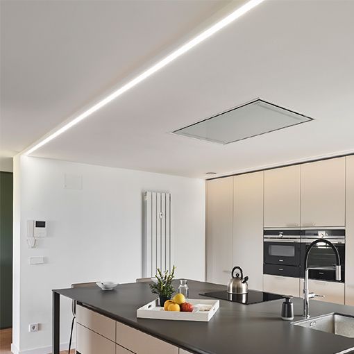 La unidad de control de tiras led de CELER posibilita el control de cualquier tira led al alcance de un click.