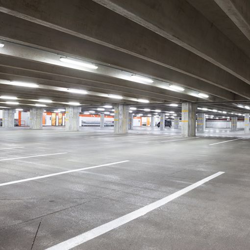 Pantalla estanca de elevada eficiencia que consta de cuerpo de policarbonato y cierres de acero inoxidable.