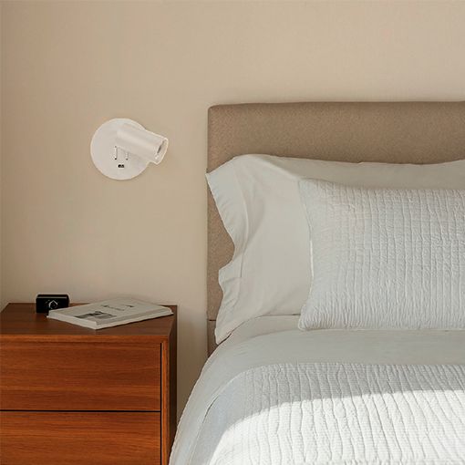 Aplique con luz uniforme y orientable junto con una luz indirecta ideal para diversos espacios.