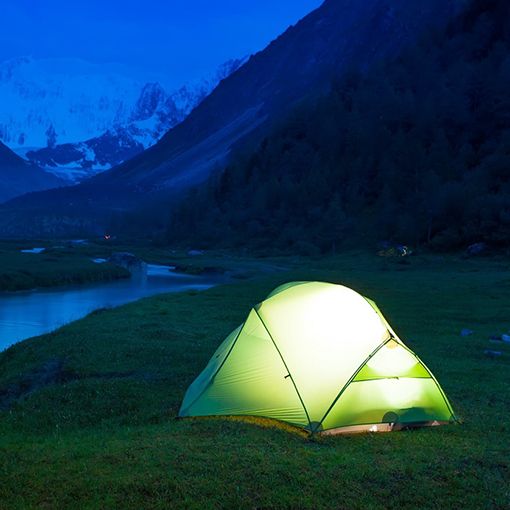Luminaria portátil que combina la función de linterna con la de banco de energía