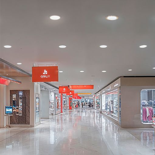 Gama de downlights de uso comercial que incluye los beneficios de los continuos avances en leds y fuentes de alimentación.