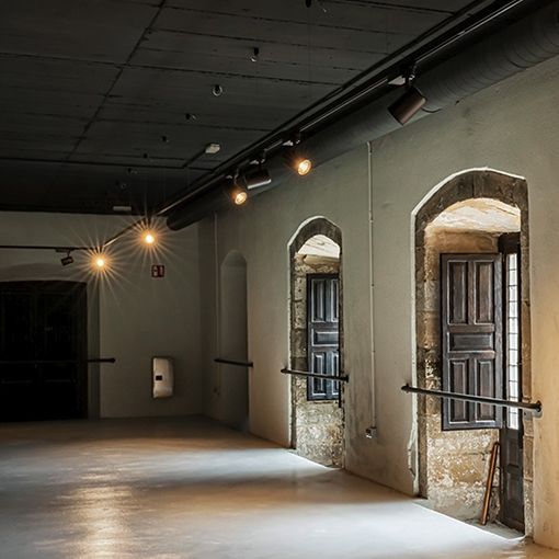 Aluminio extruido y lacado del que destaca su perfecto acabado y amplísima gama de conectores.