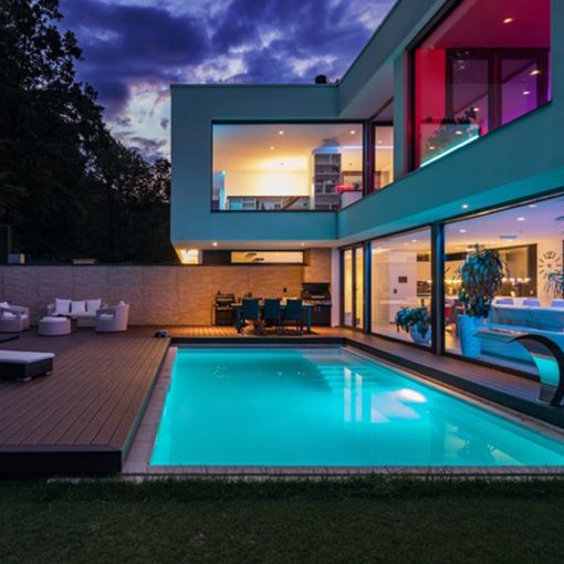 Tira profesional que permite lograr mezclas de color e intensidad variables al integrar luz led RGB y blanca.