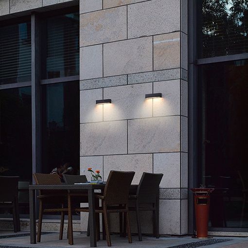 Luces de pared de montaje en superficie horizontal para su uso en exterior que proporcionan un diseño moderno y funcional.