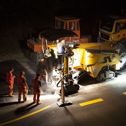 Trípode Slim portátil con soporte de acero de altura regulable y recogedor de cable incorporado.