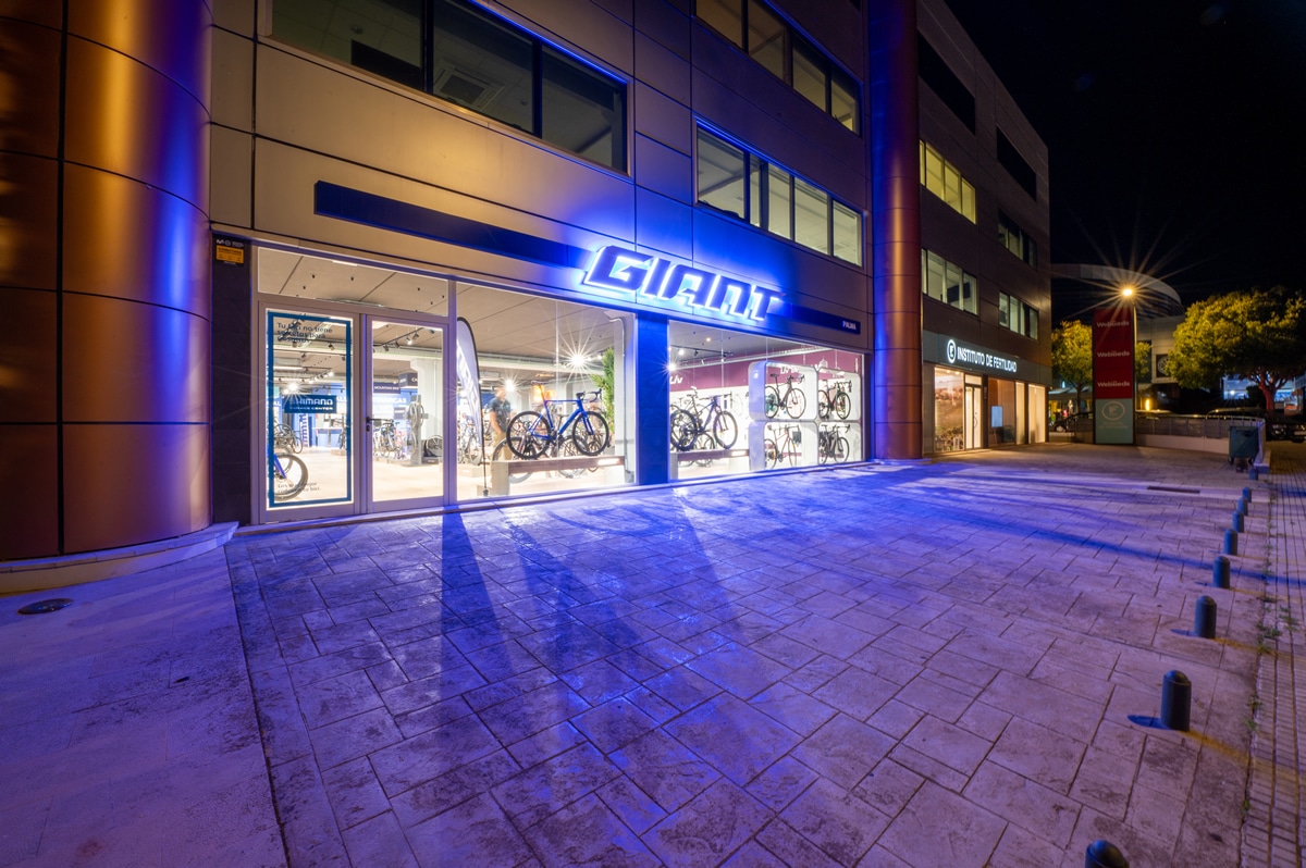 Proyecto iluminacion tienda de bicicletas Giant