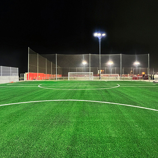 Proyector de alta potencia destinado a alumbrar de forma óptima espacios deportivos y grandes áreas en general
