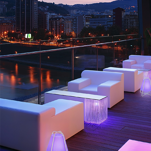 Luminaria portátil compatible con la APP celer light que nos permite diseñar diferentes ambientes dentro de un mismo jardín
