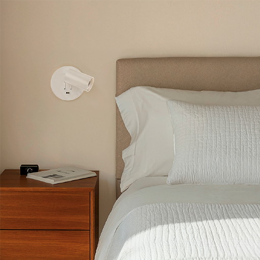 Aplique con luz uniforme y orientable junto con una luz indirecta ideal para diversos espacios.