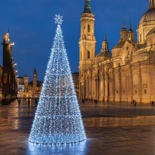 Cono luminoso en una plaza exterior de una catedral