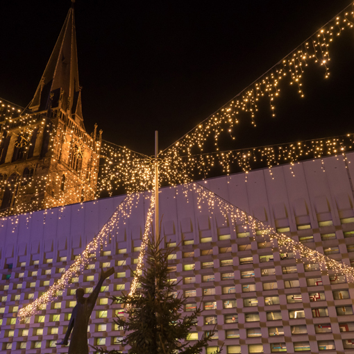 Iluminacion led festiva y navideña de cornisas de edificio