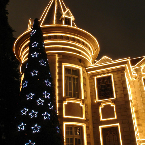 Decoración navideña en edificio historico con luces profesionales para la iluminacion