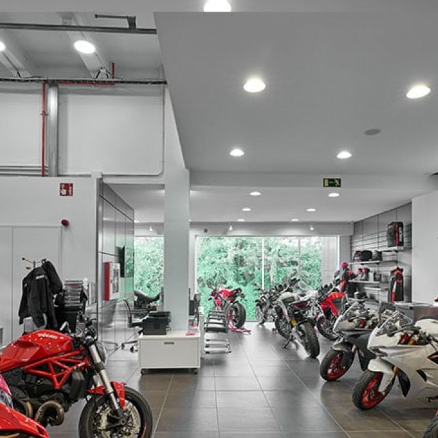 Luminaria para Concesionario Ducati