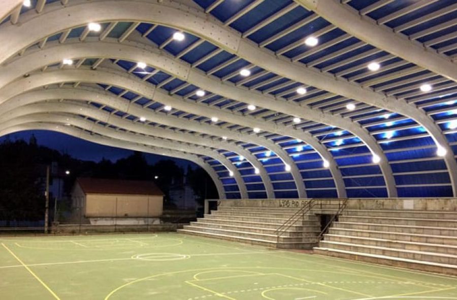 instalacion de luminarias en solar deportivo
