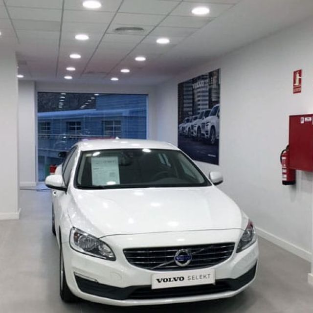 Luminaria Concesionario Volvo