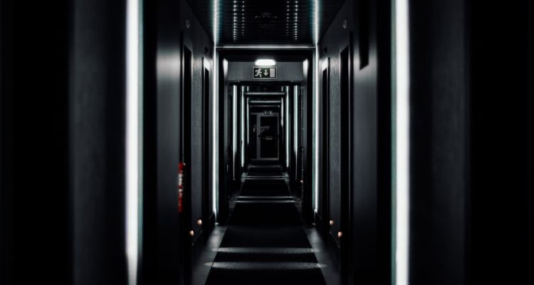 señalización emergencias con la luminaria empotrable con autotest