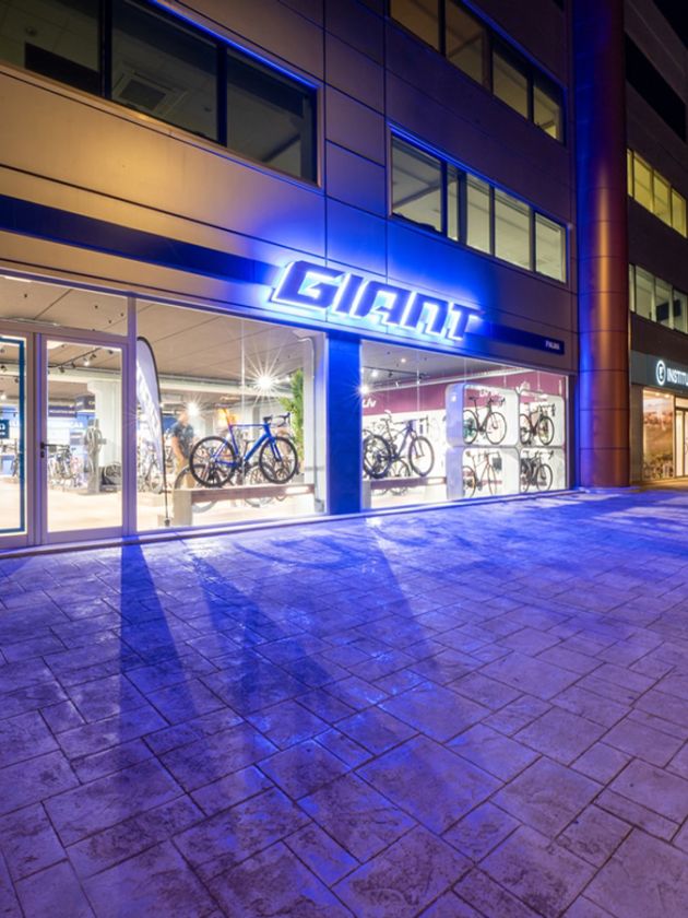 Proyecto iluminacion tienda de bicicletas Giant