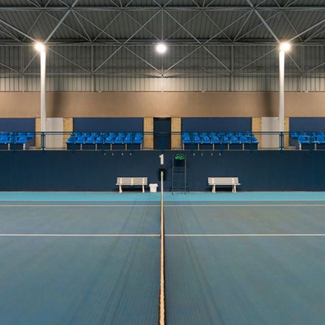 iluminación de pistas de tenis