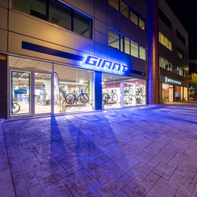 Proyecto iluminacion tienda de bicicletas Giant